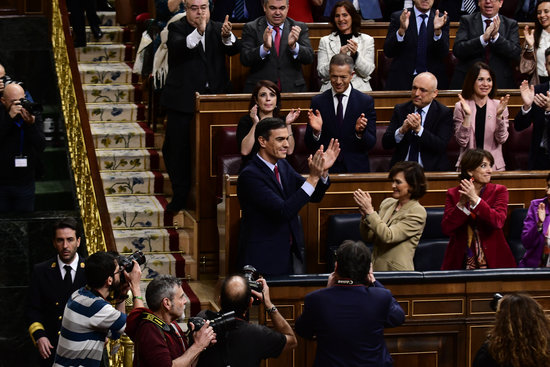 Pedro Sánchez and members of his party applaud after congress confirms him as president on January 7, 2020 (by Jordi Vidal)